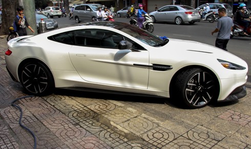 aston-martin-vanquish-mau-trang-doc-nhat-o-sai-gon-page-2