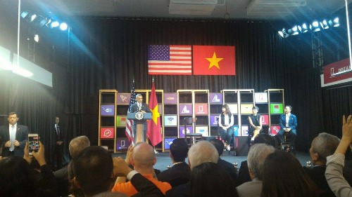 Tổng thống Obama phát biểu trước các doanh nghiệp. Ảnh: Trần Hữu Đức tong-thong-my-lam-mc-khi-doi-thoai-voi-start-up-viet
