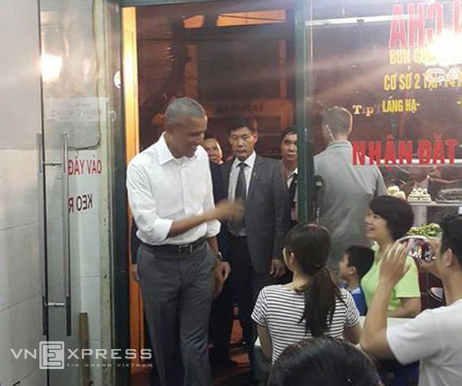 Hình ảnh Tổng thống Mỹ ăn bún chả và thân thiện với người dân Hà Nội ảnh 2