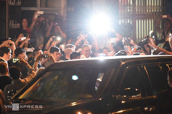 Hình ảnh Tổng thống Mỹ ăn bún chả và thân thiện với người dân Hà Nội ảnh 8