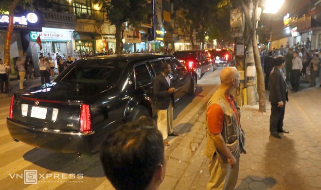 Hình ảnh Tổng thống Mỹ ăn bún chả và thân thiện với người dân Hà Nội ảnh 6