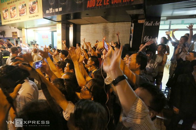 Hình ảnh Tổng thống Mỹ ăn bún chả và thân thiện với người dân Hà Nội ảnh 10