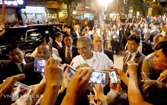 Hình ảnh Tổng thống Mỹ ăn bún chả và thân thiện với người dân Hà Nội ảnh 7