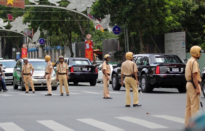 Limousine The Beast ra Tân Sơn Nhất đón Tổng thống Obama ảnh 4