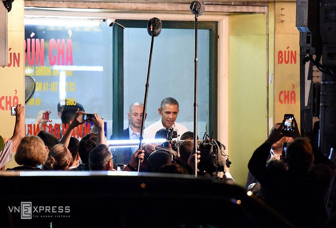 Hình ảnh Tổng thống Mỹ ăn bún chả và thân thiện với người dân Hà Nội ảnh 5