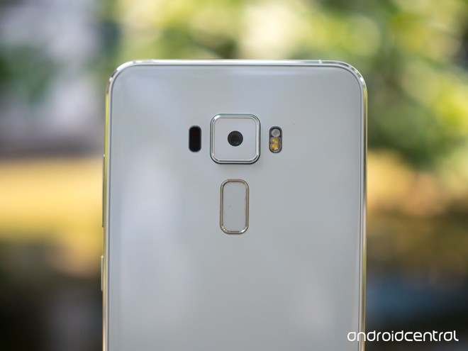 Ảnh thực tế smartphone RAM 6 GB đầu tiên của Asus