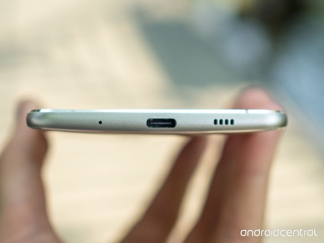 Ảnh thực tế smartphone RAM 6 GB đầu tiên của Asus