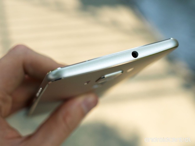 Ảnh thực tế smartphone RAM 6 GB đầu tiên của Asus