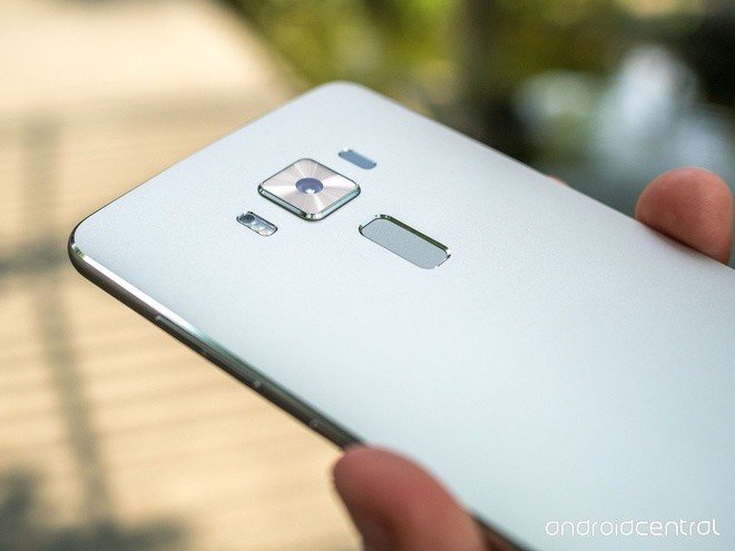 Ảnh thực tế smartphone RAM 6 GB đầu tiên của Asus