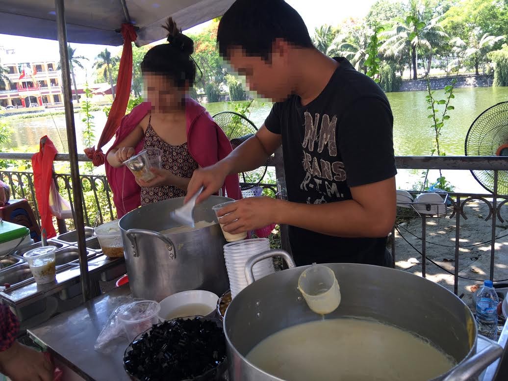 Theo đó, chủ hàng tào phớ phải làm việc không ngưng tay