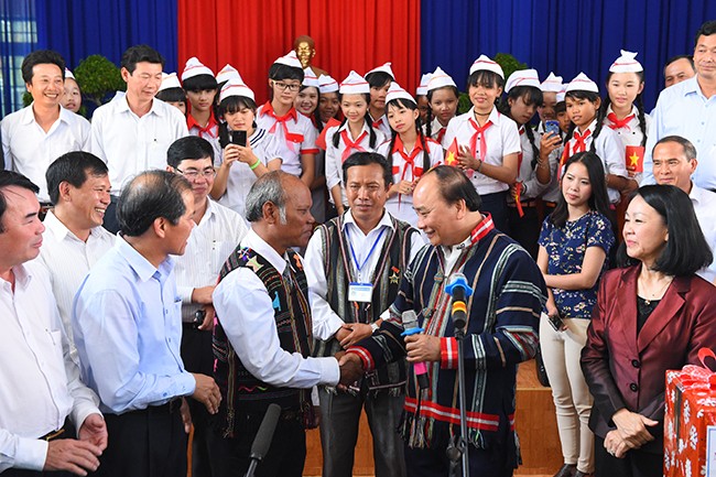 Thủ tướng Nguyễn Xuân Phúc thăm đồng bào dân tộc xã N’Thol Hạ (huyện Đức Trọng). Ảnh: VGP/Quang Hiếu
