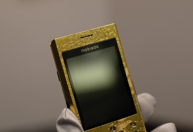 Điện thoại mạ vàng 24K, khắc hình rồng giá 125 triệu đồng