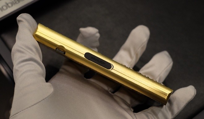 Điện thoại mạ vàng 24K, khắc hình rồng giá 125 triệu đồng
