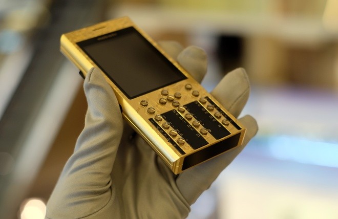 Điện thoại mạ vàng 24K, khắc hình rồng giá 125 triệu đồng