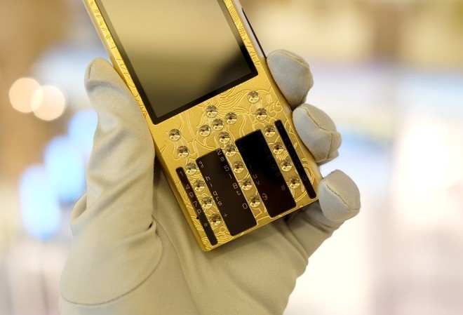 Điện thoại mạ vàng 24K, khắc hình rồng giá 125 triệu đồng