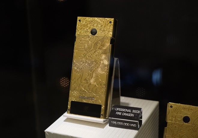 Điện thoại mạ vàng 24K, khắc hình rồng giá 125 triệu đồng