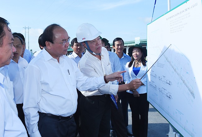 Thủ tướng khảo sát dự án mở rộng đường Quang Trung - Cái Cui. Ảnh: VGP/Quang Hiếu