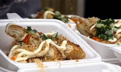 Sài Gòn đang lên cơn sốt bánh mì muối ớt. Ảnh: Hồng Châu con-sot-kinh-doanh-cac-mon-an-tu-muoi-ot-1