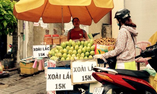 Xoài lắc từng tạo cơn sốt khắp Sài Gòn. Ảnh: Hồng Châu con-sot-kinh-doanh-cac-mon-an-tu-muoi-ot