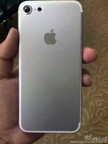 iPhone 7 có kiểu dáng không khác biệt nhiều so với iPhone 6 và 6s, dù camera làm lớn hơn và hai dải nhựa ăng-ten được giấu vào mép viền.