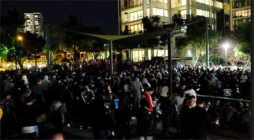 nhung-doan-nguoi-dien-cuong-bat-pokemon-khap-the-gioi-4