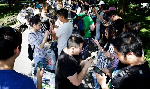 nhung-doan-nguoi-dien-cuong-bat-pokemon-khap-the-gioi-2