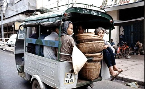 xe-lam-tren-duong-pho-sai-gon-xua-3