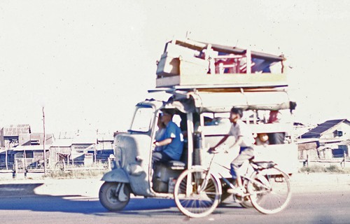 xe-lam-tren-duong-pho-sai-gon-xua-6