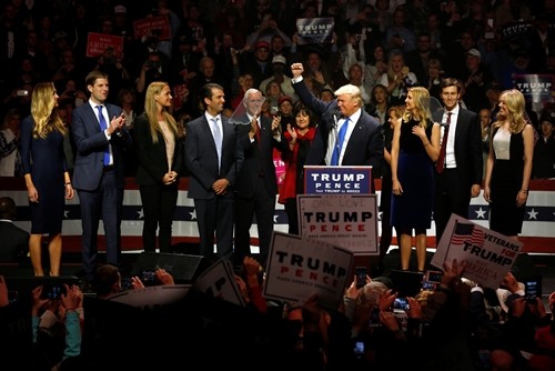 hai-thai-cuc-clinton-va-trump-trong-ngay-van-dong-cuoi-cung-1