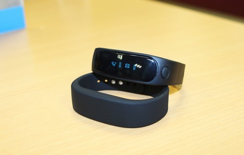 smartband-kem-chat-luong-ban-tran-lan-1