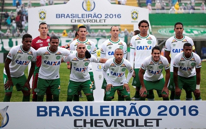 Máy bay chở câu lạc bộ bóng đá Brazil vỡ nát tại hiện trường  ảnh 7