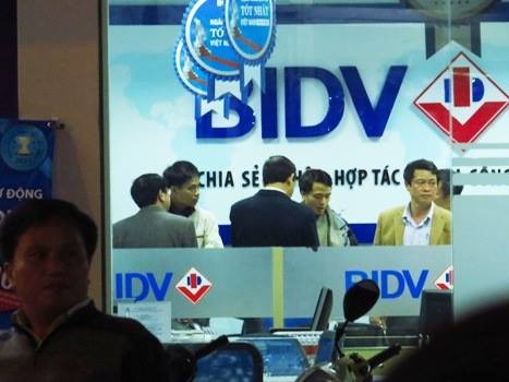 nguoi-dan-ong-cam-sung-cuop-ngan-hang-o-hue-1