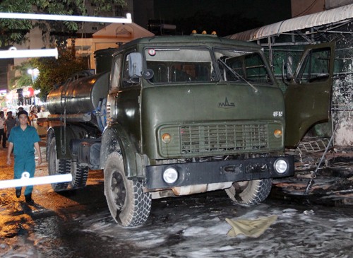 hon-40-xe-bi-thieu-rui-trong-vu-chay-cay-xang-o-sai-gon-1