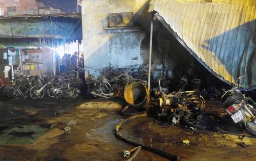 hon-40-xe-bi-thieu-rui-trong-vu-chay-cay-xang-o-sai-gon-2