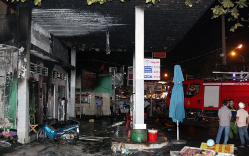 hon-40-xe-bi-thieu-rui-trong-vu-chay-cay-xang-o-sai-gon-7