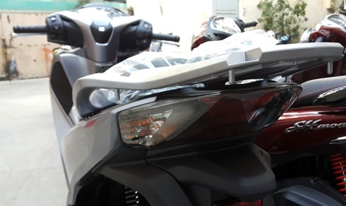 Đuôi xe thể thao với tay nắm phía sau thiết kế tiện lợi.