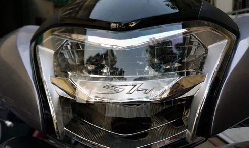 Đèn pha kiểu 2 tầng với khả năng chiếu sáng tổt.