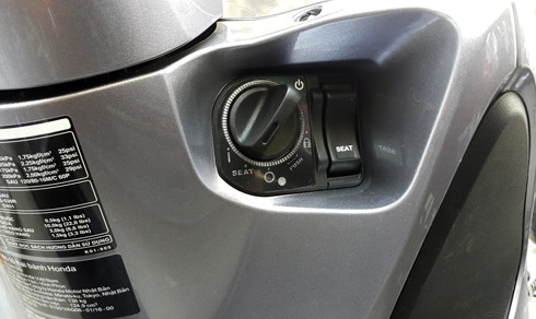 Ổ khóa thông minh trên chiếc maxiscooter.