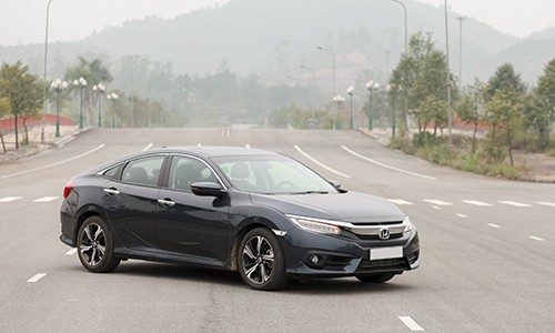 the-he-thu-10-cua-civic-thay-doi-mang-kieu-dang-coupe-4-cua-the-thaodau-xe-tao-kieu-khuon-mat-dac-trung-cua-honda-nhu-dang-ap-dung-tren-cr-v-hay-city-luoi-tan-nhiet-nhu-n-di-thay-vao-do-la-thanh-ngang-co-lon-den-suong-mu-tich-hop-trong-hoc-hut-gio-cum-den-pha-moi-tich-hop-dai-led-ban-ngayphong-cach-coupe-the-hien-ro-nhat-khi-nhin-ngang-duong-net-dut-khoatduoi-xe-la-ca-mot-su-thay-doi-kieu-coupeden-hau-hinh-boomerang-can-sau-the-thaothan-xe-sac-canh-voi-nhung-duong-vuot-tao-hinh-khoi-co-bapxe-trang-bi-dong-co-xang-1-5-lit-tang-ap-cong-suat-170-ma-luc-mo-men-xoan-cuc-dai-220-nm-ket-hop-hop-so-vo-cap-cvtxem-tiep-noi-that-civic-2016-6