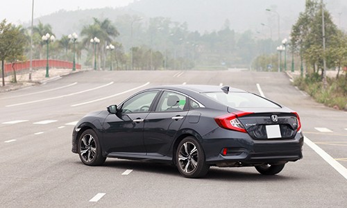 the-he-thu-10-cua-civic-thay-doi-mang-kieu-dang-coupe-4-cua-the-thaodau-xe-tao-kieu-khuon-mat-dac-trung-cua-honda-nhu-dang-ap-dung-tren-cr-v-hay-city-luoi-tan-nhiet-nhu-n-di-thay-vao-do-la-thanh-ngang-co-lon-den-suong-mu-tich-hop-trong-hoc-hut-gio-cum-den-pha-moi-tich-hop-dai-led-ban-ngayphong-cach-coupe-the-hien-ro-nhat-khi-nhin-ngang-duong-net-dut-khoatduoi-xe-la-ca-mot-su-thay-doi-kieu-coupeden-hau-hinh-boomerang-can-sau-the-thaothan-xe-sac-canh-voi-nhung-duong-vuot-tao-hinh-khoi-co-bapxe-trang-bi-dong-co-xang-1-5-lit-tang-ap-cong-suat-170-ma-luc-mo-men-xoan-cuc-dai-220-nm-ket-hop-hop-so-vo-cap-cvtxem-tiep-noi-that-civic-2016-3