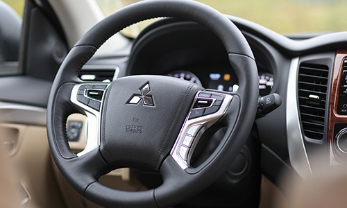 chi-tiet-noi-that-pajero-sport-the-he-moi-1