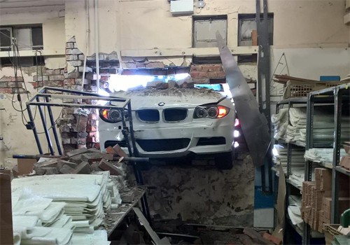 xe-bmw-chui-gon-hoan-hao-vao-tuong-ven-duong-1