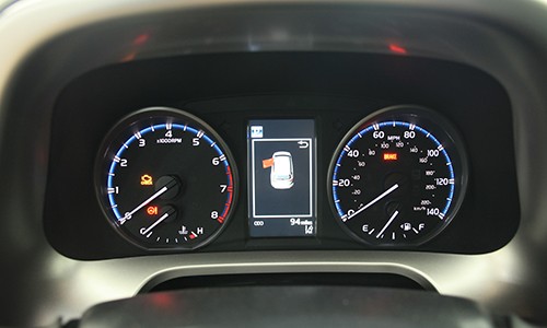 chi-tiet-noi-that-toyota-rav4-le-2017-1