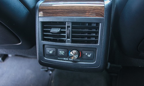 Cửa gió điều hòa cho hàng ghế sau.