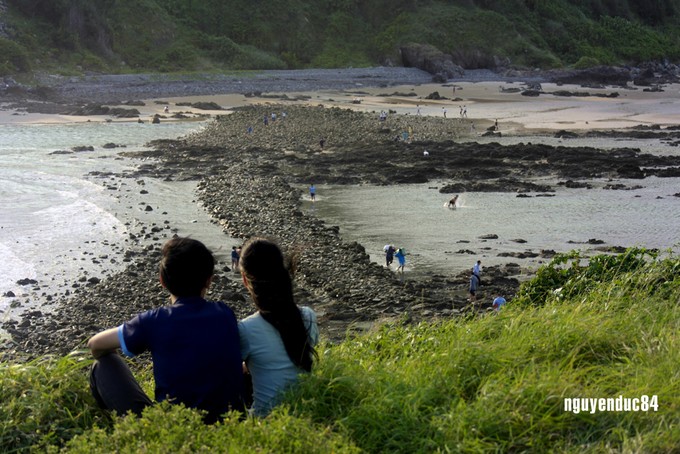 Con đường bí ẩn dưới nước dẫn tới miếu Hòn Bà