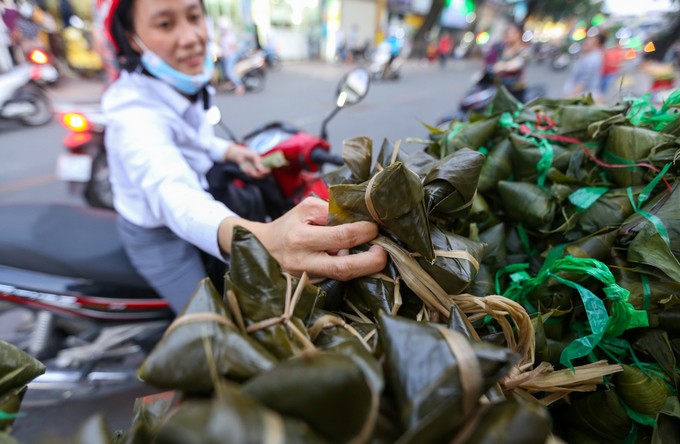 Người Sài Gòn tấp nập sắm đồ cúng Tết Đoan Ngọ ảnh 2