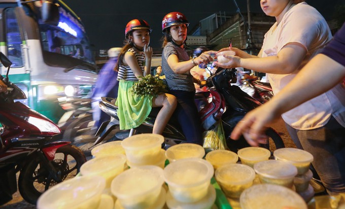 Người Sài Gòn tấp nập sắm đồ cúng Tết Đoan Ngọ ảnh 4