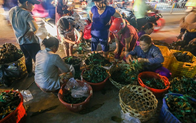 Người Sài Gòn tấp nập sắm đồ cúng Tết Đoan Ngọ ảnh 1