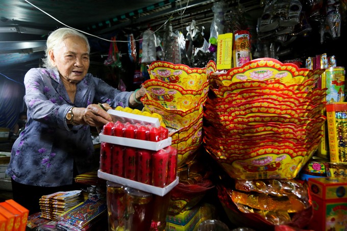 Người Sài Gòn tấp nập sắm đồ cúng Tết Đoan Ngọ ảnh 10