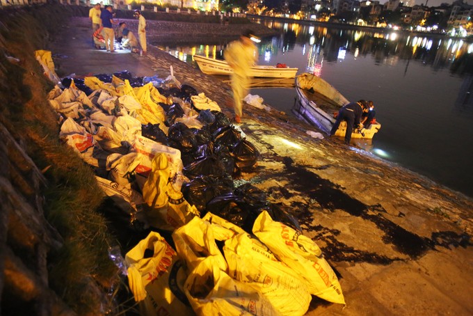 Cá chết la liệt trên mặt hồ Hoàng Cầu ảnh 7